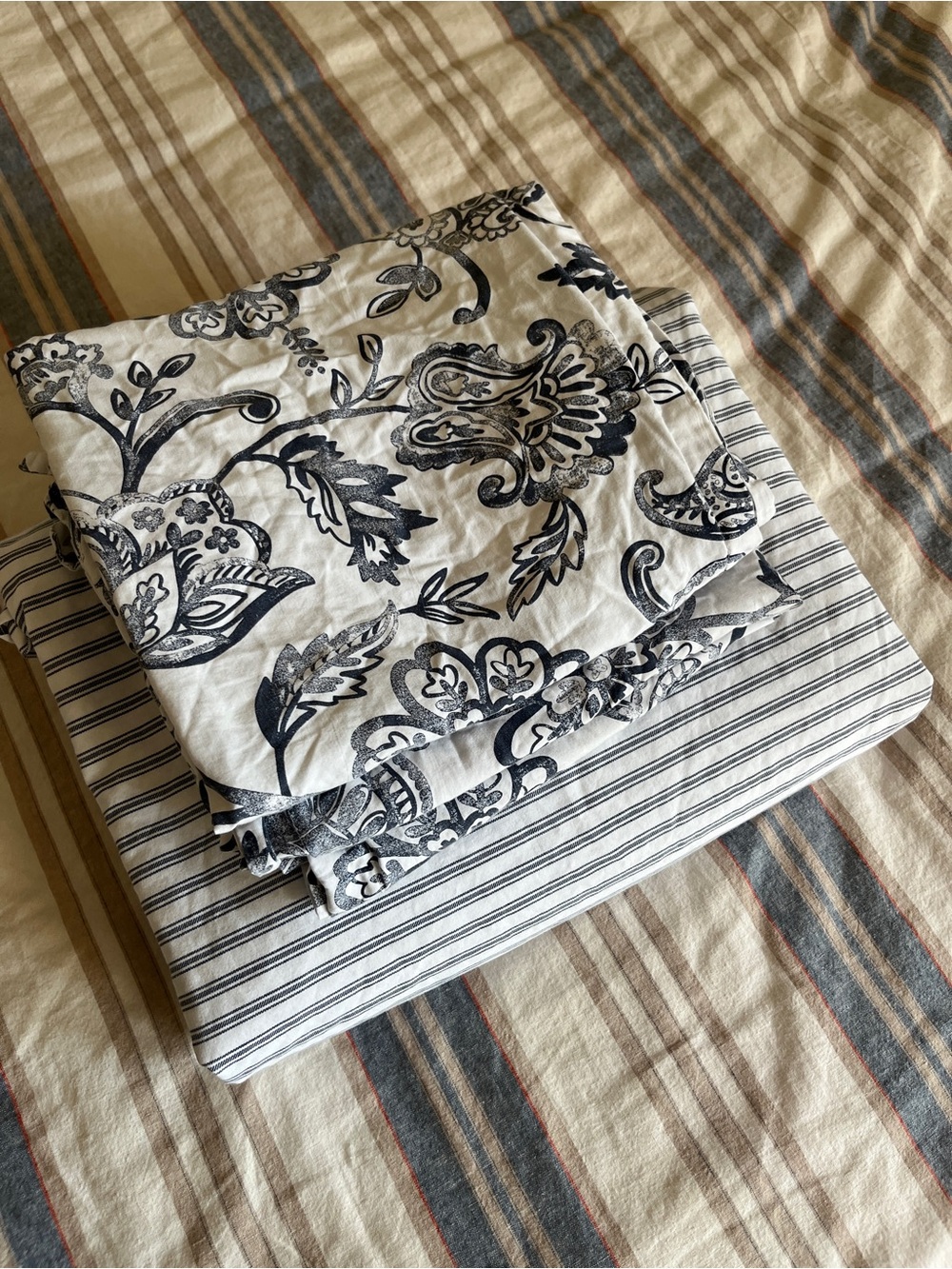 Junimagnolia Queen Duvet Cover - Reversible Paisley Floral & Pinstripe + 2 stand